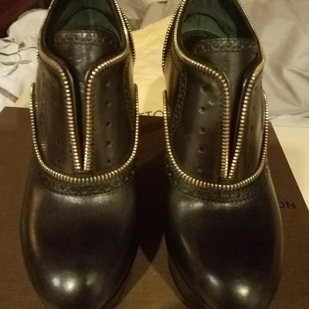 Louis Vuitton shoes barely worn
